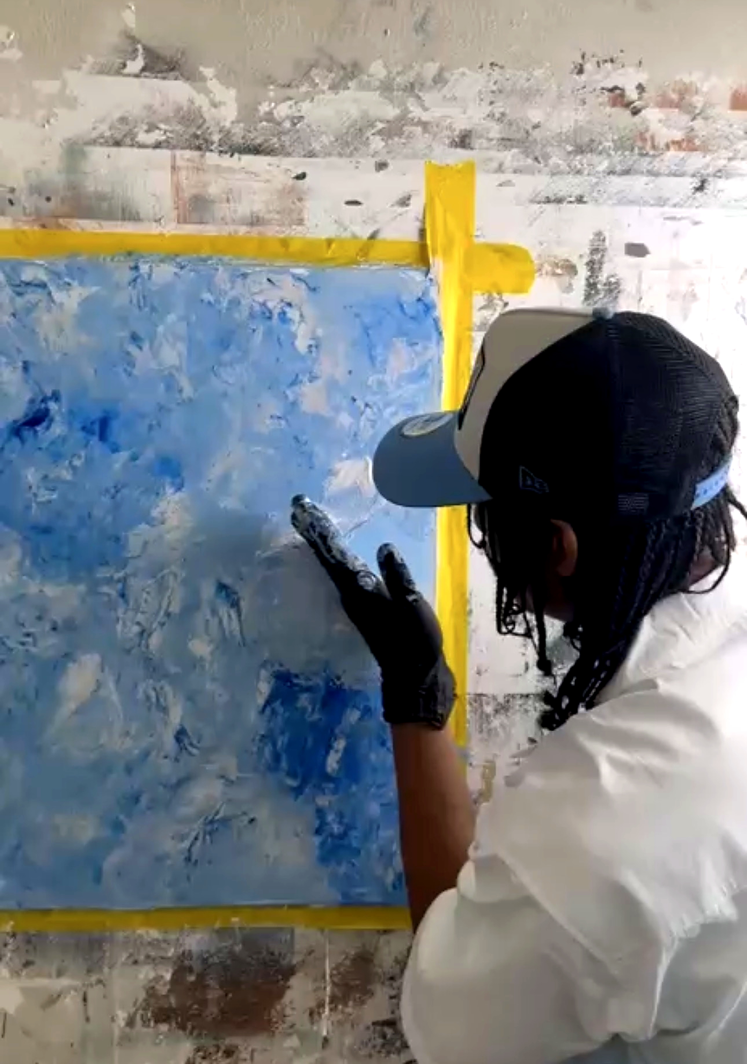 Kyro applying blue Venetian plaster by hand